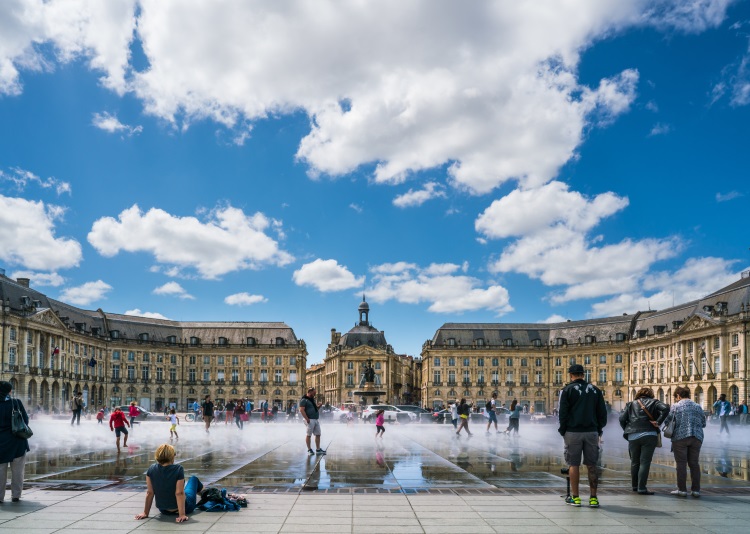 Livraison de bouquets de fleurs fraîches, de fleurs éternelles et de